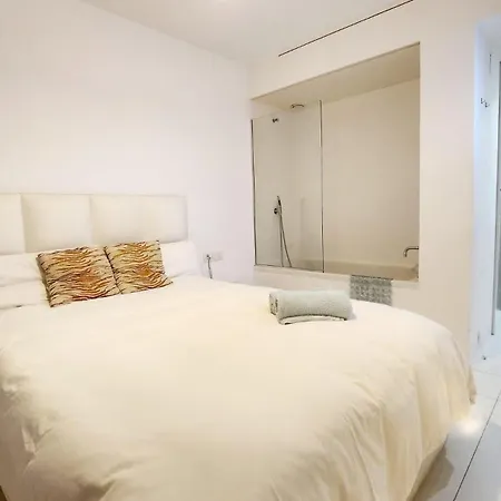 Ibiza - - Sleeps 4 - Parking - Pool Lägenhet *